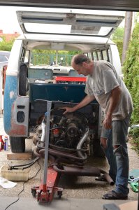 removing-1967-vw-bus-engine-aircooled-motor